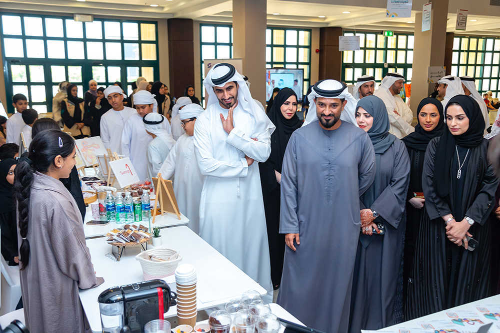 عبدالعزيز النعيمي يزور  معرض " تاجر المستقبل " ويشيدُ بالمشاريع الناشئة